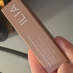 Ilia skin rewind complexion stick 4n holly